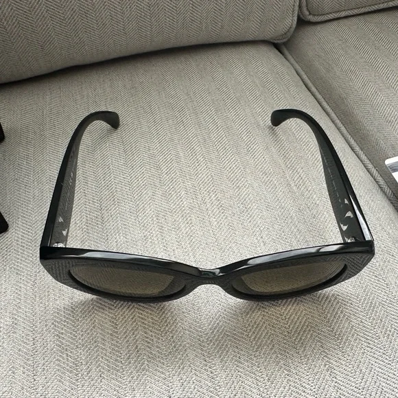 CHANEL Black Bold Frame Sunglasses display picture 2